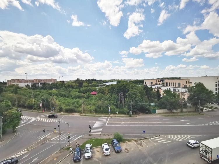 Apartament cu 3 camere decomandat în Sisești