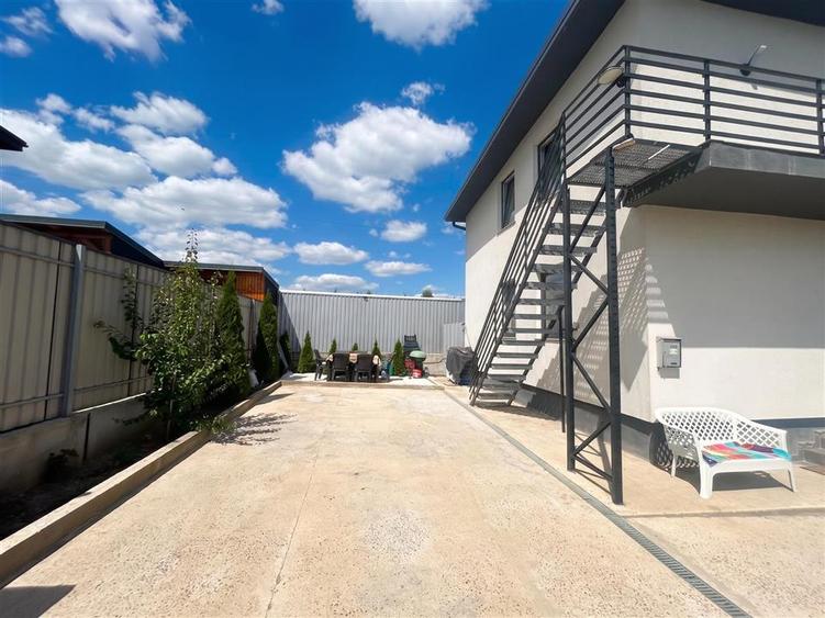 Duplex cu 5 camere cu Canalizare în Plopeni