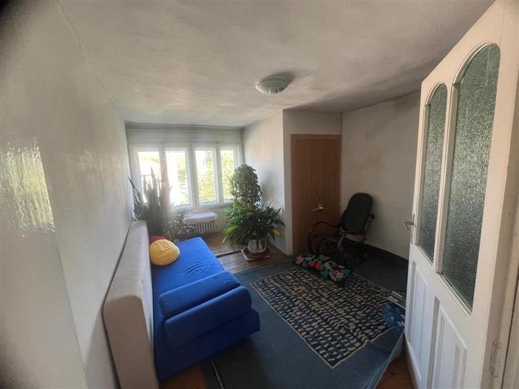 Casă individuală cu 8 camere cu Teren 280 Mp în Periferie