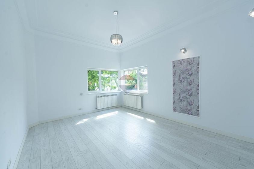 Apartament cu 5 camere decomandat, mobilat în P-ța Unirii