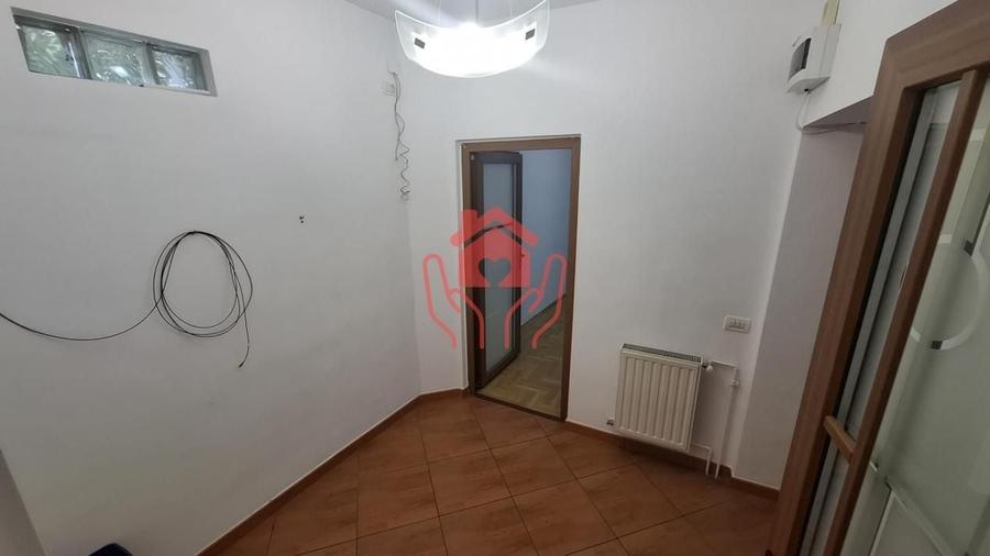 Apartament cu 4 camere semidecomandat, mobilat în Gara de Nord