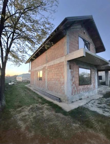 Casă cu Teren 1300 Mp în Varlaam
