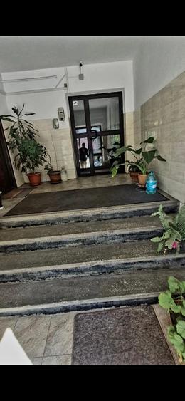 Apartament cu 3 camere decomandat în Drumul Sării