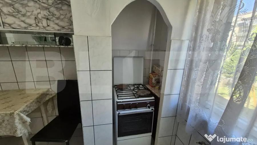 Apartament cu 4 camere semidecomandat în Micro 17