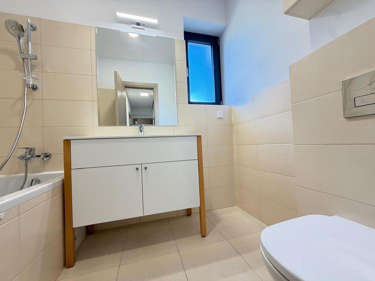 Apartament cu 3 camere semidecomandat în Băneasa