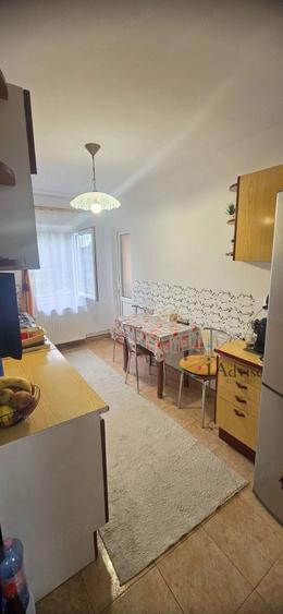 Apartament cu 3 camere semidecomandat, mobilat în Florilor