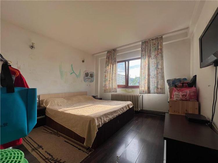 Apartament cu 3 camere decomandat, mobilat în Nicolina