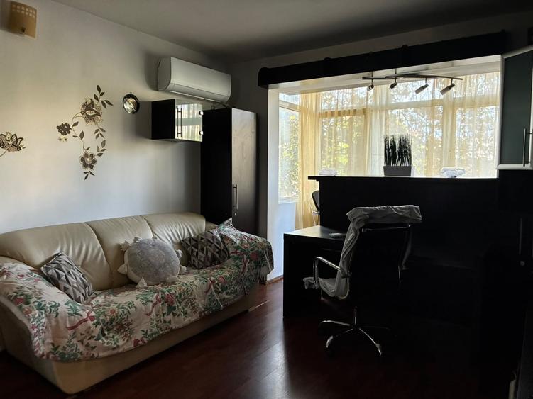 Apartament cu 3 camere semidecomandat, mobilat în Podu Roș