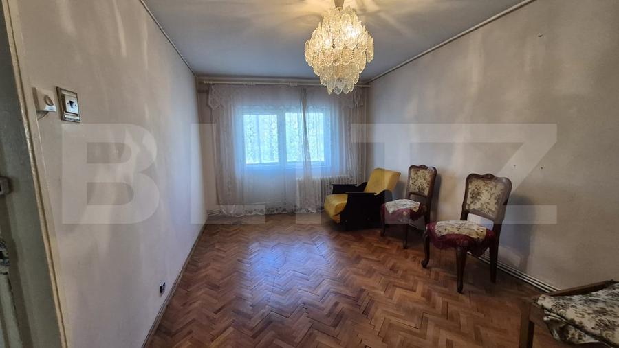 Apartament cu 4 camere semidecomandat, mobilat în Micro 17
