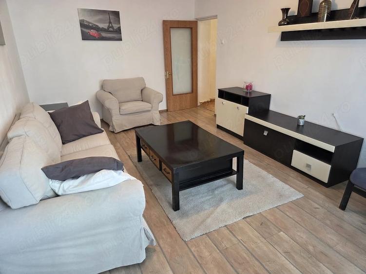Apartament cu 3 camere decomandat în P-ța Victoriei
