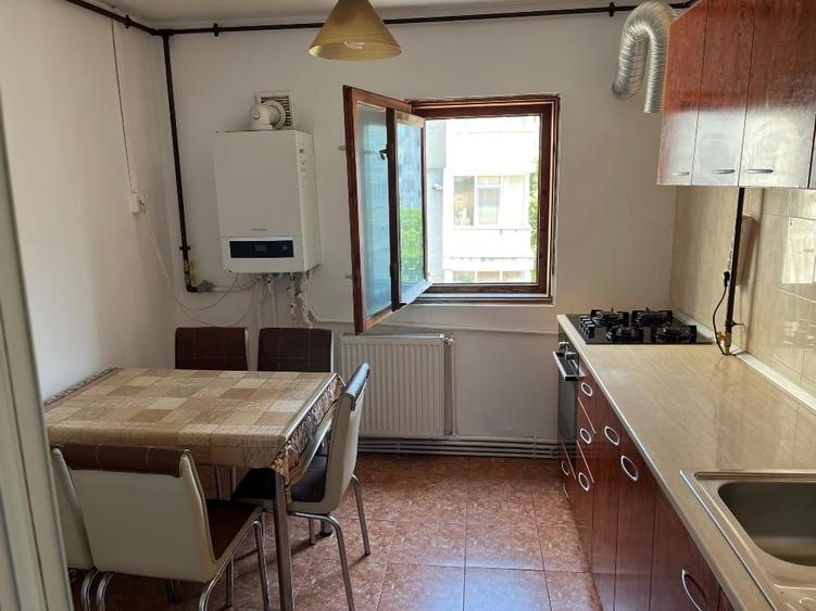 Apartament cu 4 camere decomandat în CET