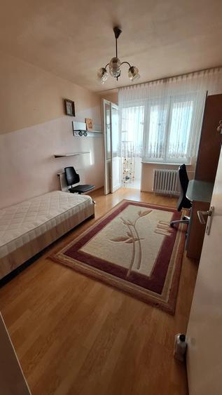 Apartament cu 3 camere semidecomandat în Rogerius