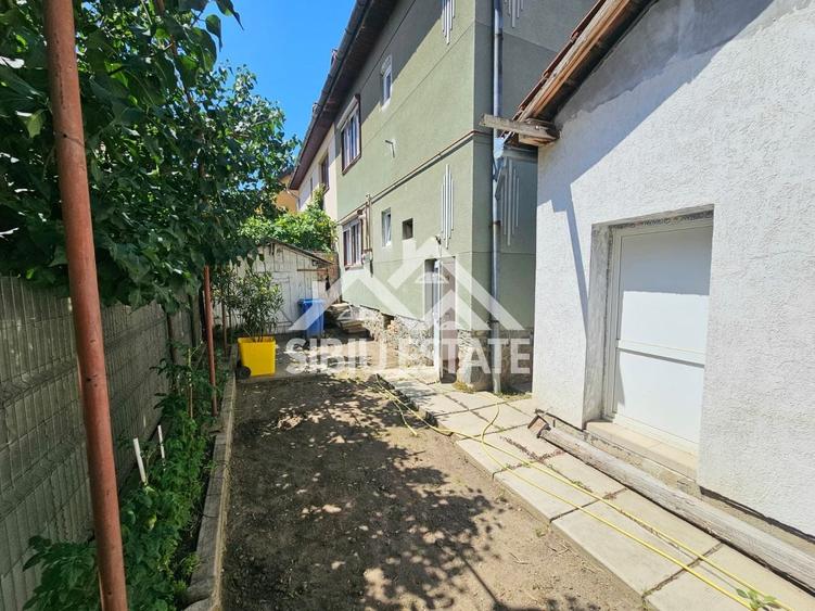 Duplex cu 5 camere cu Canalizare în Orașul de Jos