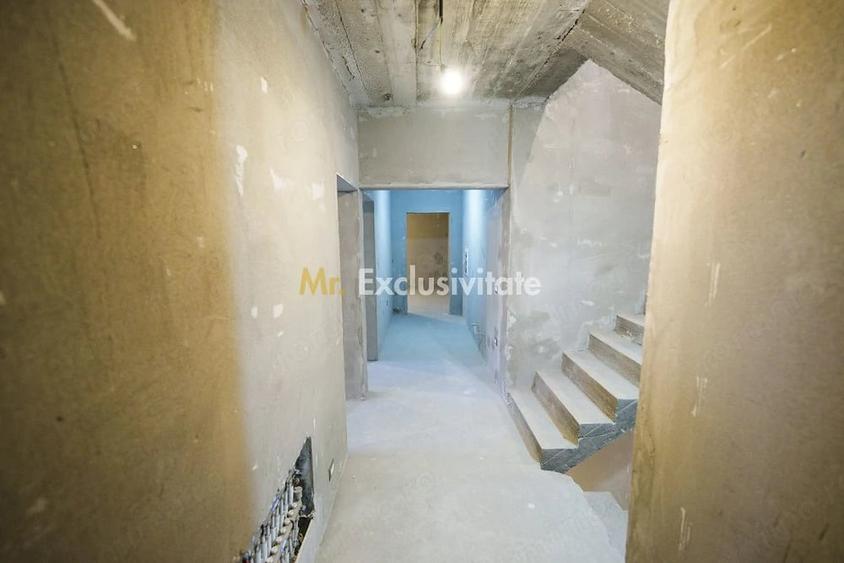 Casă cu 8 camere cu Teren 265 Mp în Romanești