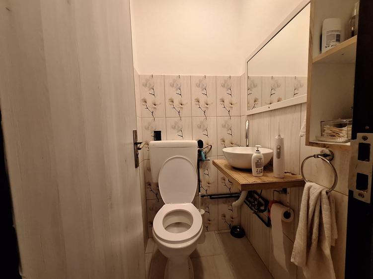 Apartament cu 3 camere semidecomandat, mobilat în Lipovei