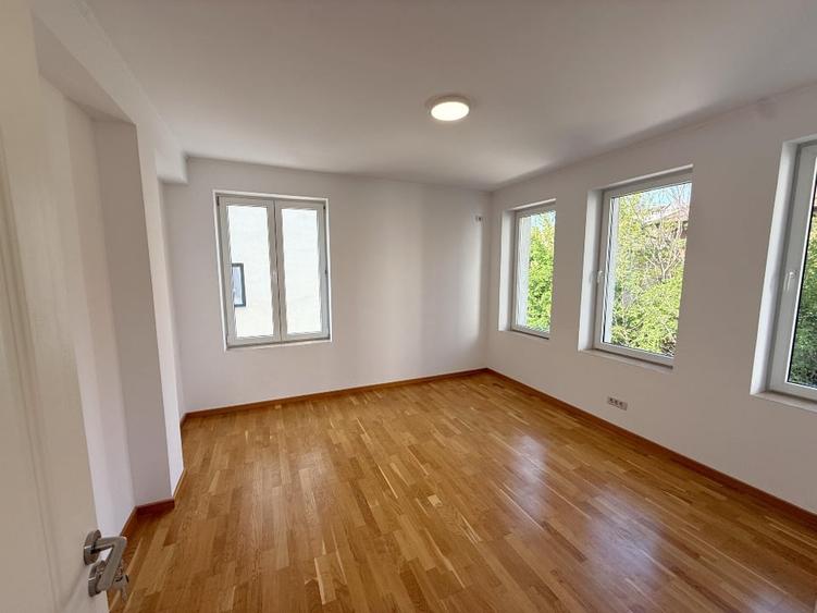 Apartament cu 4 camere decomandat în Sisești