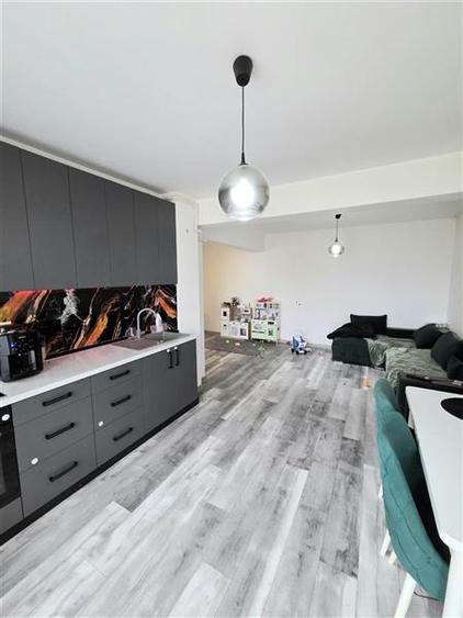 Apartament cu 3 camere decomandat, mobilat în Palazu Mare