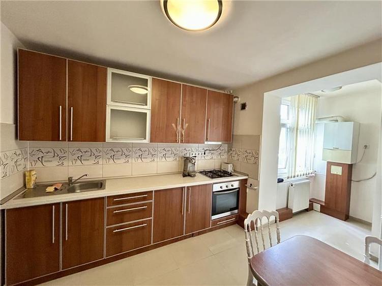 Apartament cu 3 camere decomandat în Central