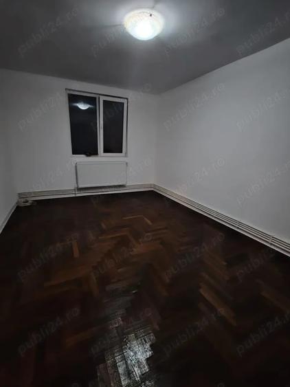 Apartament cu 4 camere decomandat în Roman