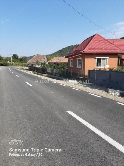 vand casa cu 3 camere , baie , bucatarie , suprafata totala 38 arii , intravilan