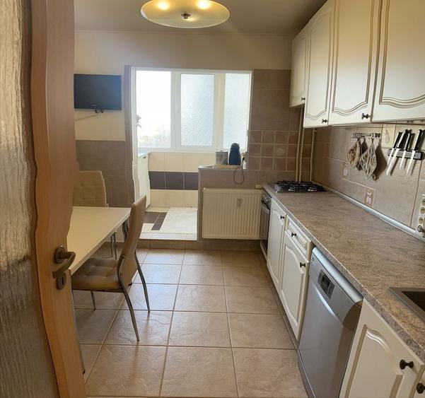 Apartament cu 4 camere semidecomandat în Berceni