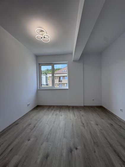 Apartament cu 3 camere semidecomandat în Florești