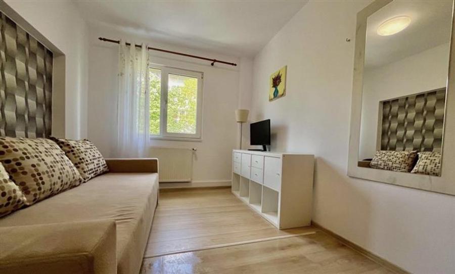 Apartament cu 3 camere semidecomandat, mobilat în Circumvalațiunii