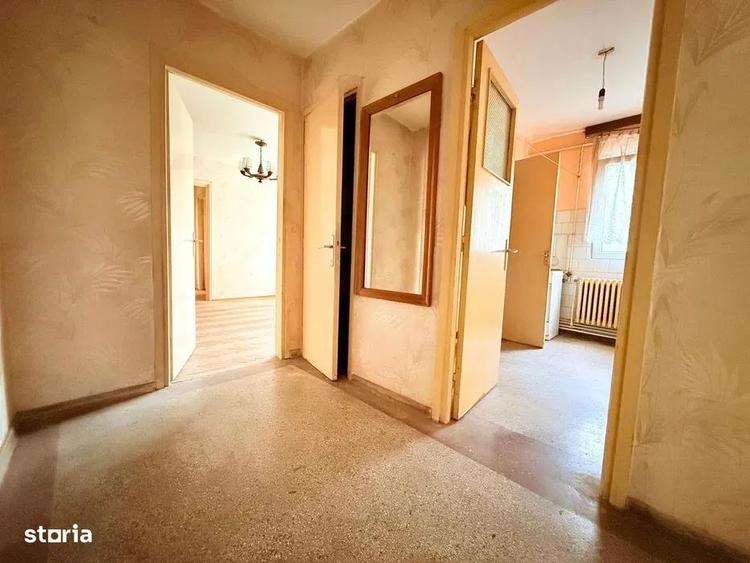 Apartament cu 3 camere semidecomandat în Podu Roș
