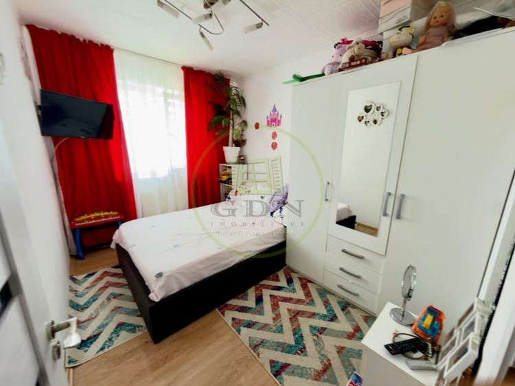 Apartament cu 4 camere semidecomandat în Craiovița Nouă