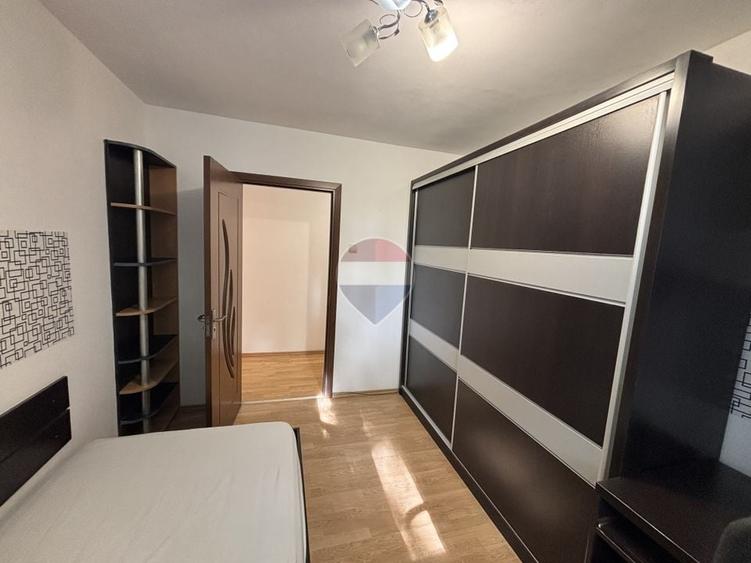 Apartament cu 3 camere semidecomandat, mobilat în Apusului