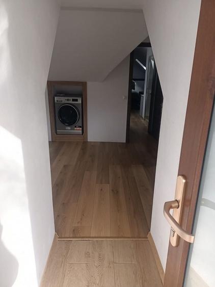 Casă individuală cu 8 camere cu Canalizare în Central