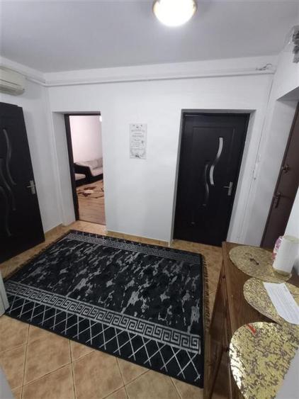 Apartament cu 4 camere semidecomandat, mobilat în Podu Roș