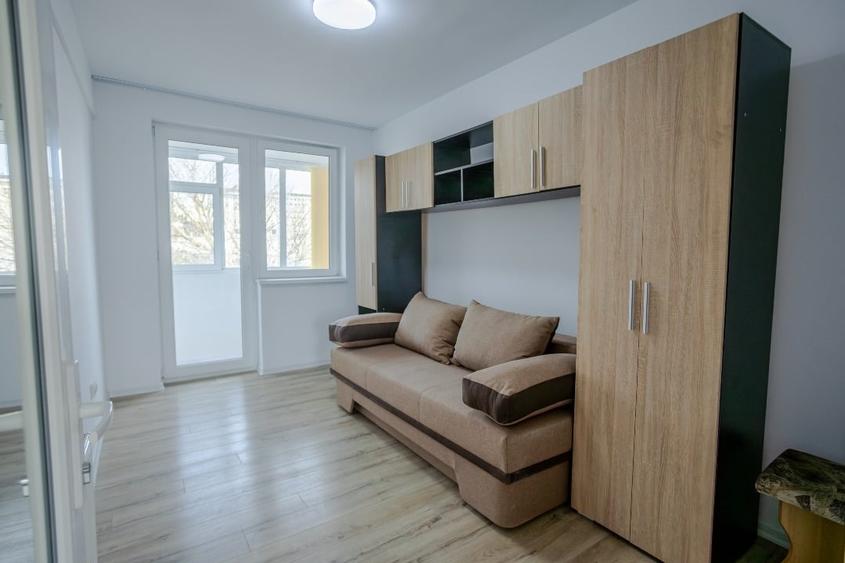 Apartament cu 3 camere semidecomandat, mobilat în Central