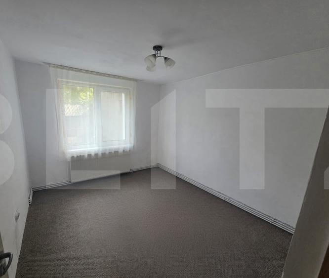 Apartament cu 2 camere semidecomandat, mobilat în Simeria