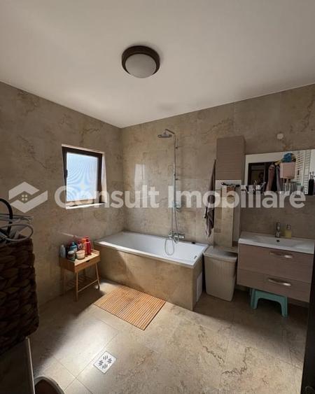 Apartament cu 3 camere semidecomandat, mobilat în Bună Ziua