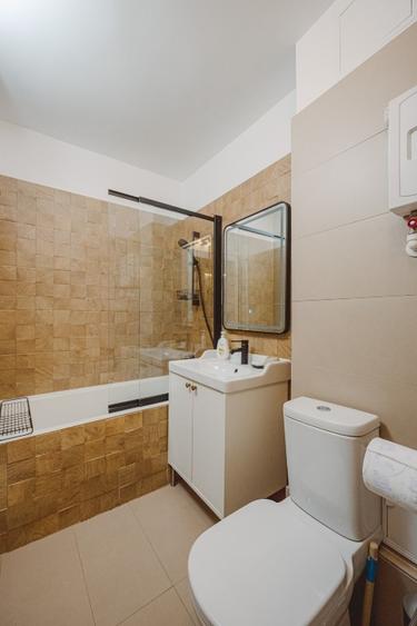 Apartament cu 3 camere semidecomandat, mobilat în Titan