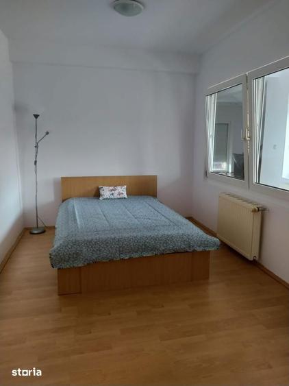 Casă cu 6 camere cu Canalizare în Central