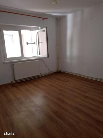Apartament cu 2 camere decomandat în Calarași 4