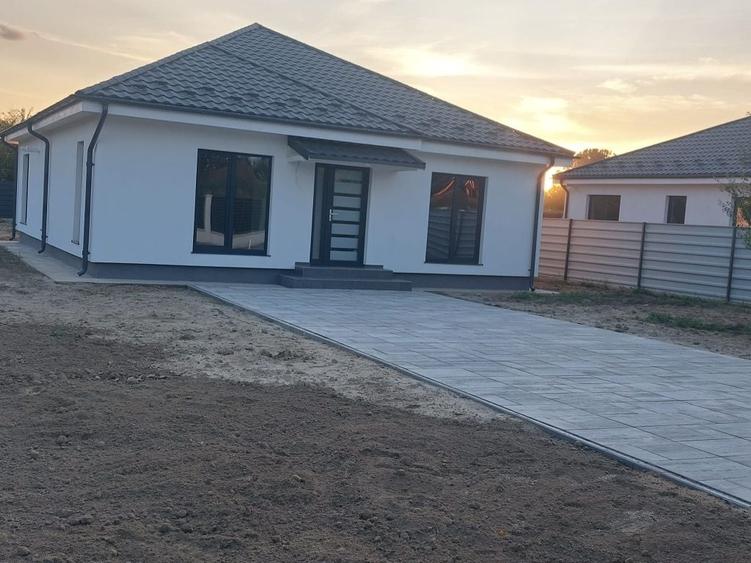 Casă cu 3 camere în Suseni