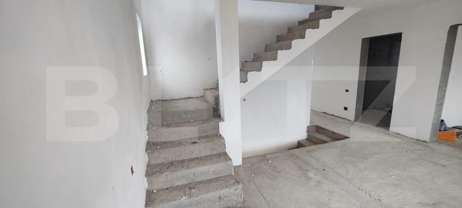 Casă individuală cu 15 camere cu Canalizare în Dumbrava