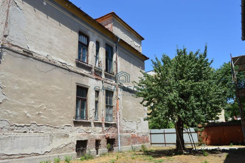 Casă individuală cu 19 camere cu Canalizare în Central