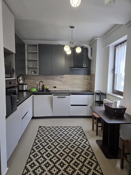 Apartament cu 3 camere decomandat în Tractorul