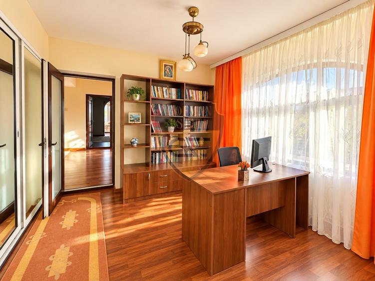 Casă individuală cu 8 camere cu Canalizare în Faleza Nord