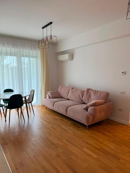 Apartament cu 3 camere semidecomandat în Băneasa