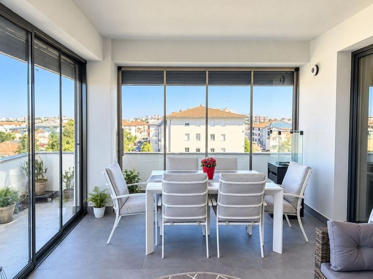 Penthouse cu 3 camere semidecomandat în Giroc