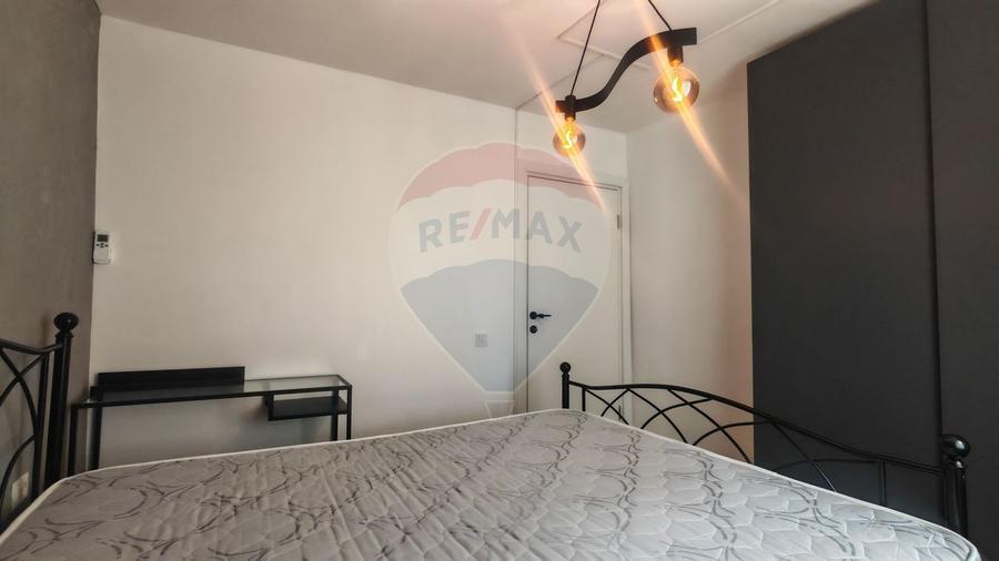 Apartament cu 2 camere semidecomandat, mobilat în Tei