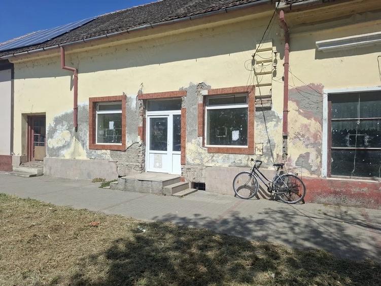 Spațiu comercial, de 800 mp, în Comloșu Mic