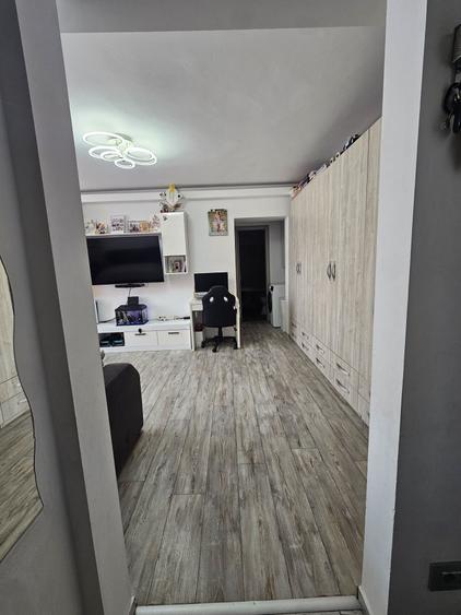 Apartament cu 2 camere semidecomandat în Olteniței