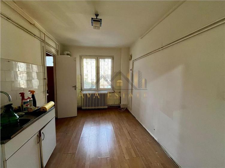 Apartament cu 4 camere semidecomandat în Punctele Cardinale