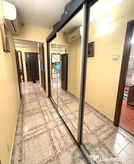 Apartament cu 3 camere decomandat în